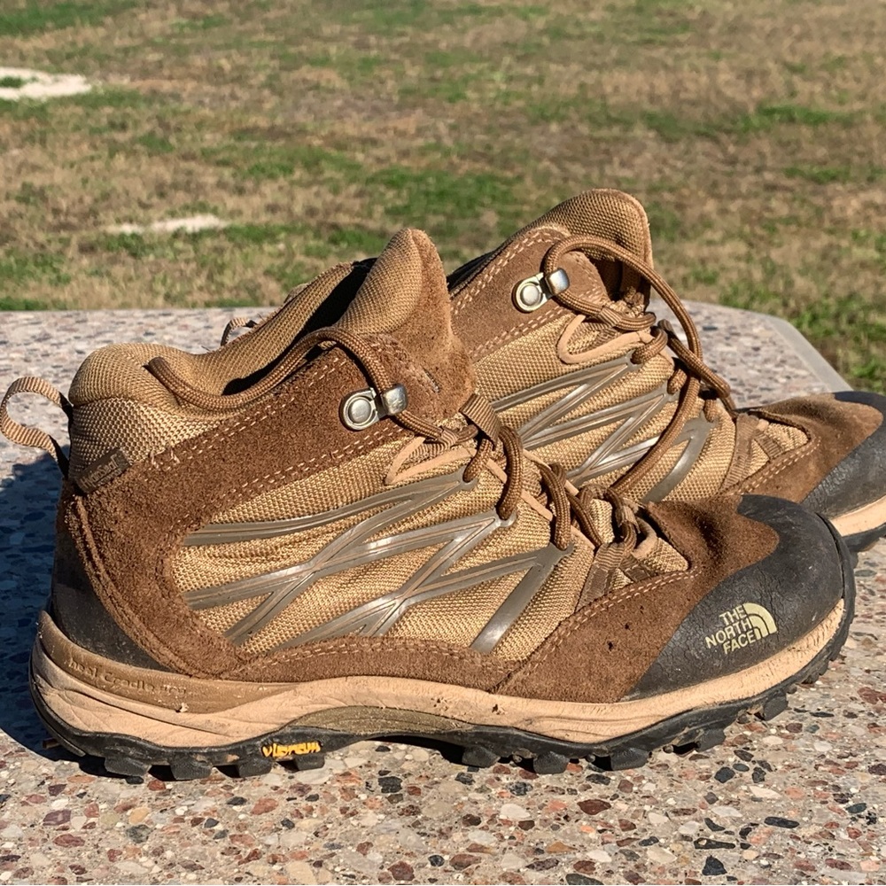 The north face hiking boots size 6.5. Great condition just need cleaned a bit.